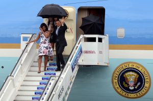  El presidente de Estados Unidos de América, Barack Obama (d), en compañía de su esposa, la primera dama estadounidense Michelle Obama (i), saluda a su llegada al Aeropuerto José Martí, en la ciudad de La Habana/ foto EFE