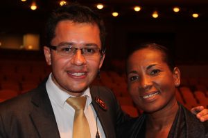 Diego Felipe Pico en compañía de la Alcaldesa Zulia Mena.  “Me llegó al alma por los cantos autóctonos. Una sensibilidad espiritual que dejó una huella de la raza del Chocó en el teatro y una grata recordación en la gente que asistió. La felicito Alcaldesa”