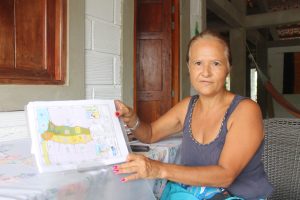 Mònica Llano, exhibe las escrituras de los terrenos de su propiedad/ foto, CalidadSànchez