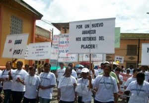 Colectivo de mujeres protestando por el olvido a sus carreteras en Barbacoas-Nariño/ foto Semana.com